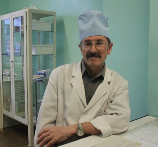 Мужчины поздравляют женщин