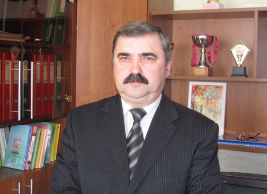 Мужчины поздравляют женщин