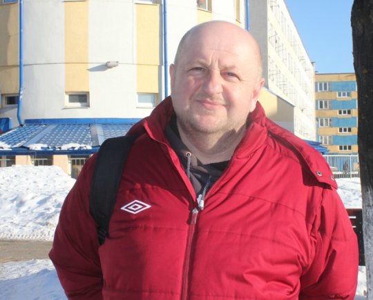 Мужчины поздравляют женщин