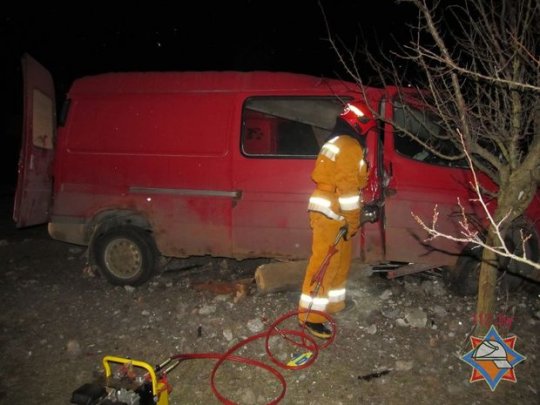 В Столине микроавтобус сбил пешехода и врезался в столб