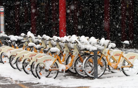 Европу накрыло снегом: ДТП, задержки поездов и отмены рейсов (ФОТО)