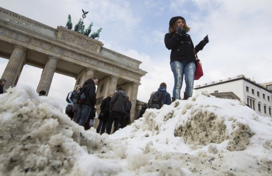 Европу накрыло снегом: ДТП, задержки поездов и отмены рейсов (ФОТО)