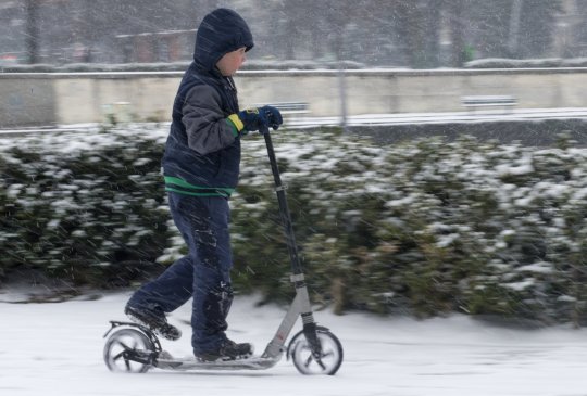 Европу накрыло снегом: ДТП, задержки поездов и отмены рейсов (ФОТО)