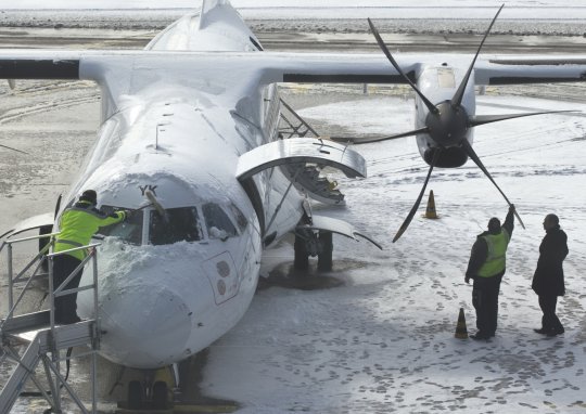 Европу накрыло снегом: ДТП, задержки поездов и отмены рейсов (ФОТО)