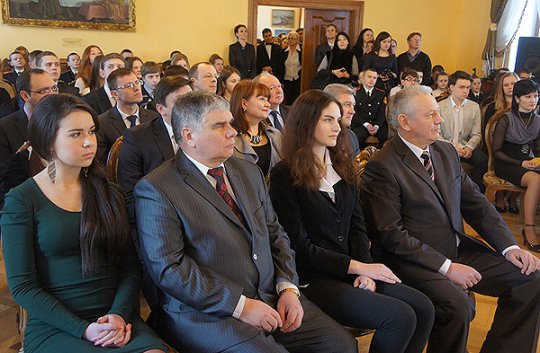 Председатель Могилевского облисполкома Петр Рудник вручил 30 паспортов молодым гражданам Беларуси