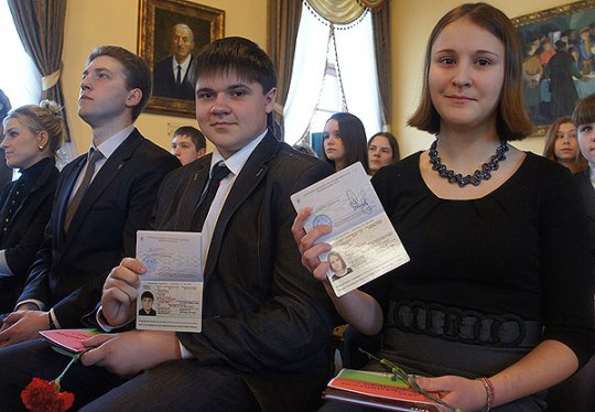 Председатель Могилевского облисполкома Петр Рудник вручил 30 паспортов молодым гражданам Беларуси