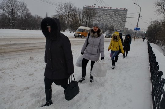 Снегопад в Могилёве: горожане преодолевают «Хавер»