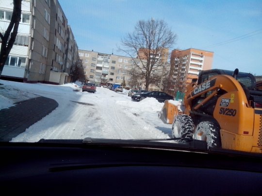 После мощного снегопада Хавьера Сморгонь убирает снег...