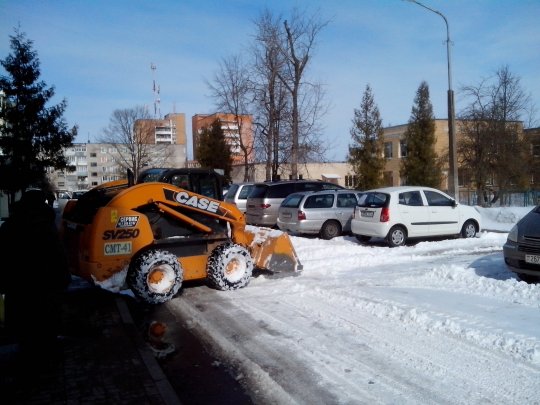 После мощного снегопада Хавьера Сморгонь убирает снег...