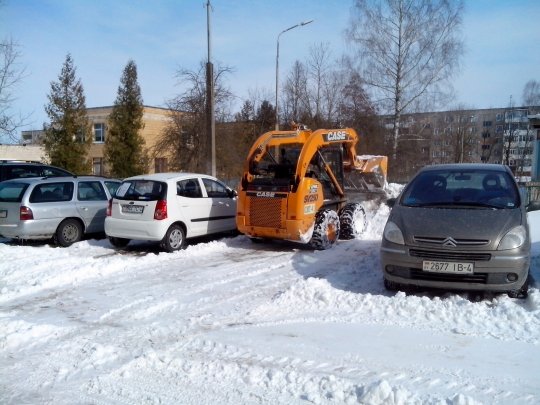 После мощного снегопада Хавьера Сморгонь убирает снег...