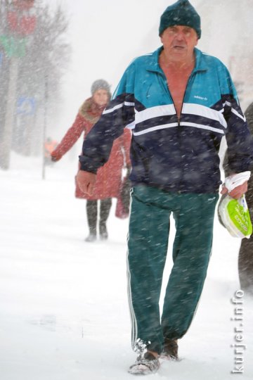 Во время метели в Слуцке ходят в шлёпанцах и делают ямочный ремонт на дорогах