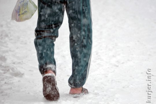 Во время метели в Слуцке ходят в шлёпанцах и делают ямочный ремонт на дорогах