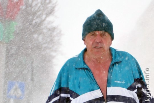 Во время метели в Слуцке ходят в шлёпанцах и делают ямочный ремонт на дорогах