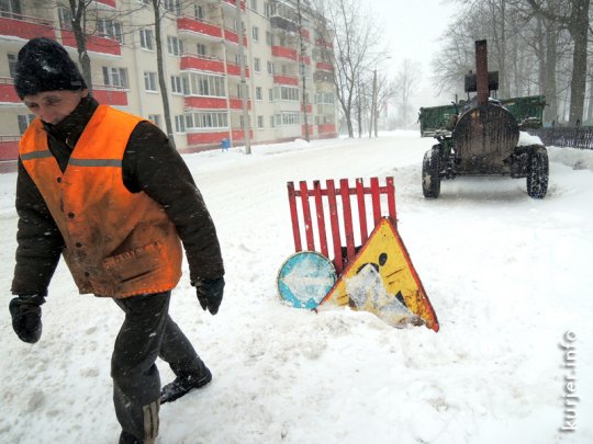 Во время метели в Слуцке ходят в шлёпанцах и делают ямочный ремонт на дорогах