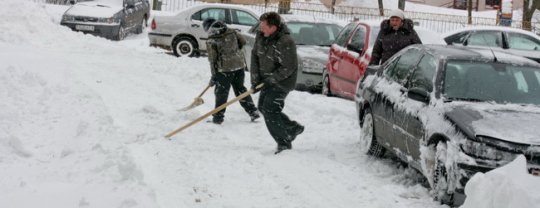 Остались ли в Могилёве заснеженные дворы? (+ ГАИ просит не оставлять авто на обочинах)