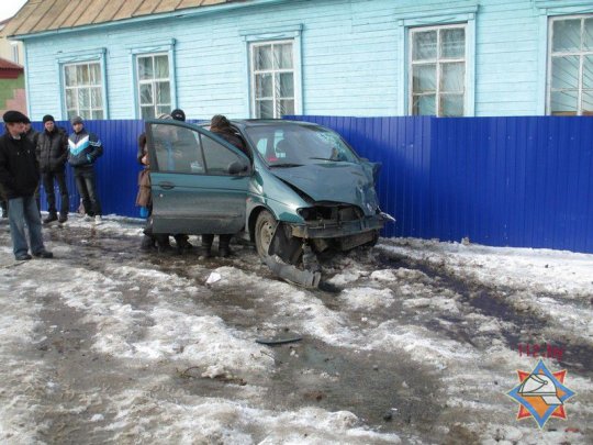 В лобовом столкновении под Жлобином пострадали водители двух машин (фото)