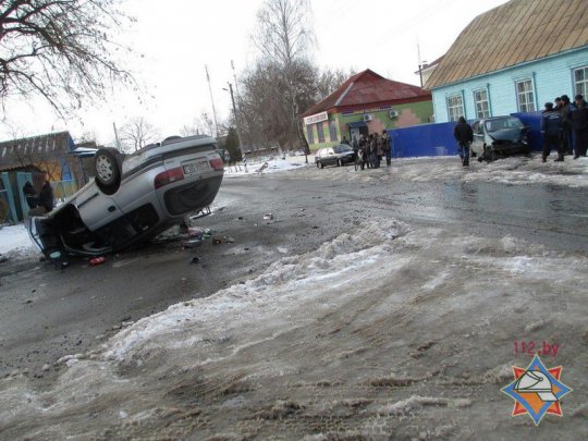 В лобовом столкновении под Жлобином пострадали водители двух машин (фото)