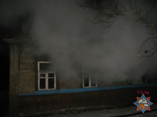 В Петрикове сгорел дом и погиб человек (фото, видео)