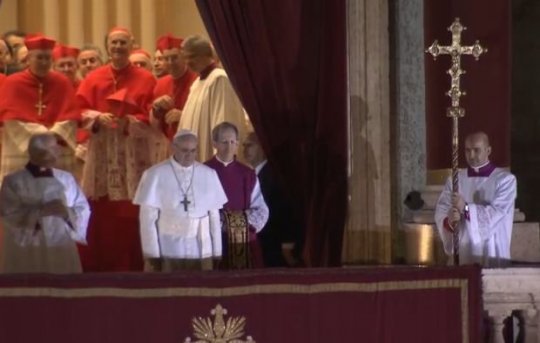 Абраны новым Папам аргенцінец Хорхе Марыё Бергольё. Будзе служыць пад імем Францішак (абноўлена 0:23, ПАПРАЎЛЕНЫ пераклад прывітання Папы, фота з плошчы св. Пятра)