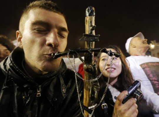 Абраны новым Папам аргенцінец Хорхе Марыё Бергольё. Будзе служыць пад імем Францішак (абноўлена 0:23, ПАПРАЎЛЕНЫ пераклад прывітання Папы, фота з плошчы св. Пятра)