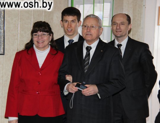 Волонтёры из США подарили ошмянцам тренажёры и оборудование для массажного кабинета