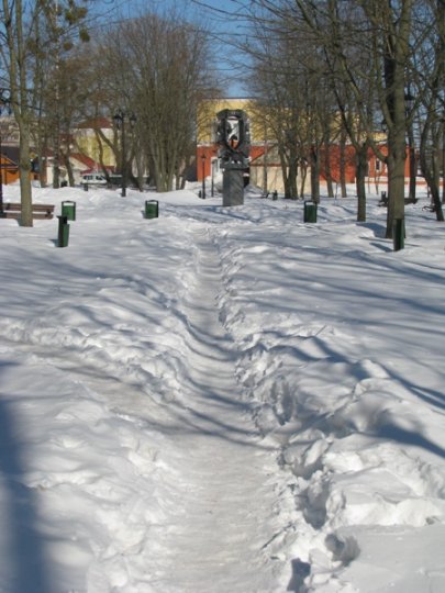 Городской парк не почищен от снега (дополнено – к вечеру уже почистили)