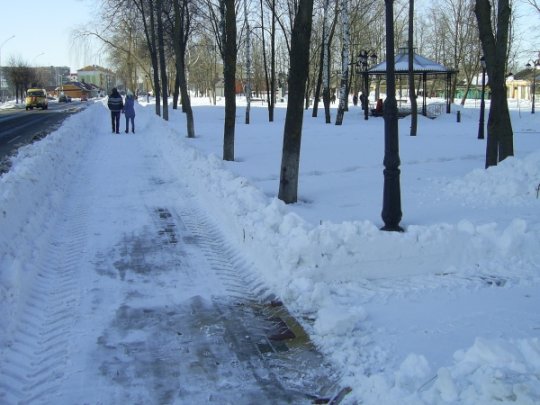Городской парк не почищен от снега (дополнено – к вечеру уже почистили)