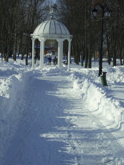 Городской парк не почищен от снега (дополнено – к вечеру уже почистили)