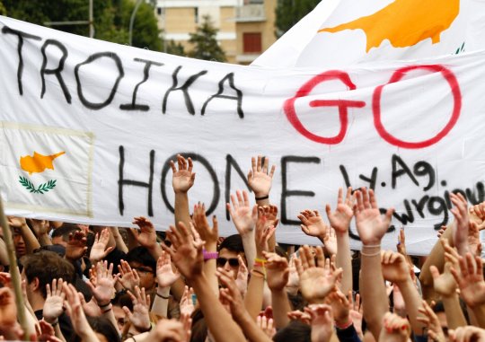 Кипрские банки открываются, защищаясь от штурма