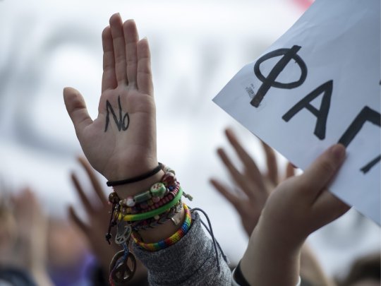 Кипрские банки открываются, защищаясь от штурма