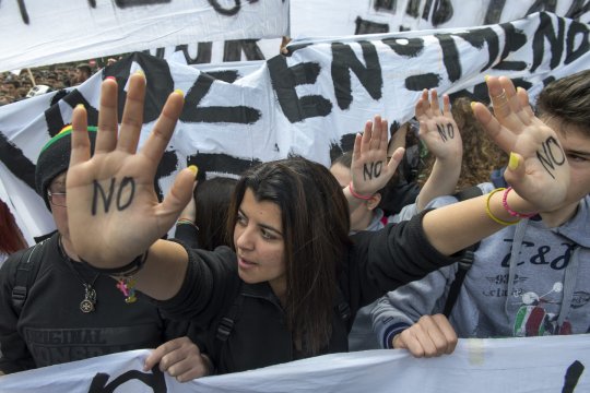 Кипрские банки открываются, защищаясь от штурма