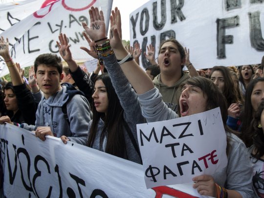 Кипрские банки открываются, защищаясь от штурма