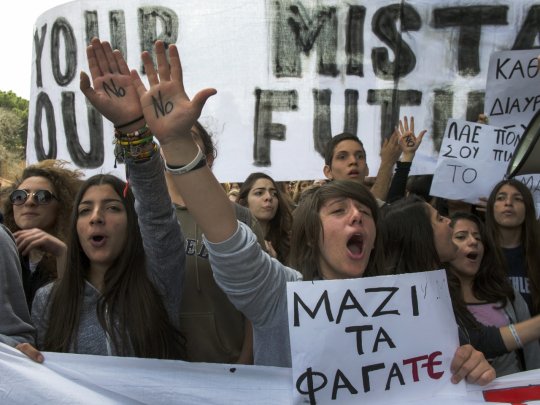 Кипрские банки открываются, защищаясь от штурма