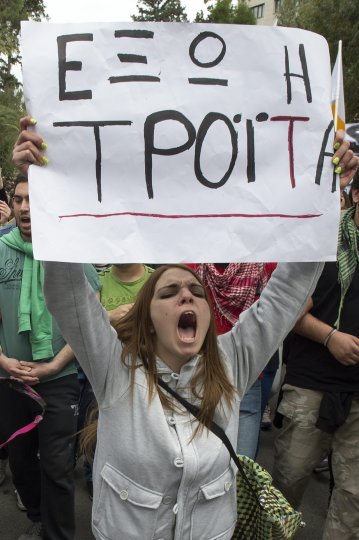 Кипрские банки открываются, защищаясь от штурма