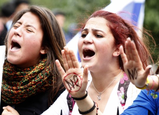 Кипрские банки открываются, защищаясь от штурма