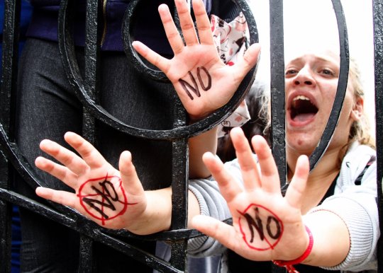 Кипрские банки открываются, защищаясь от штурма