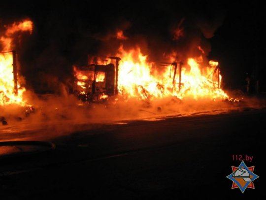 Фотофакт: под Калинковичами сгорели две фуры