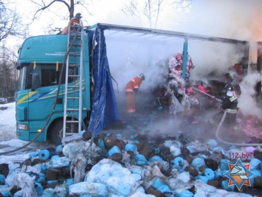 Фотофакт: под Калинковичами сгорели две фуры