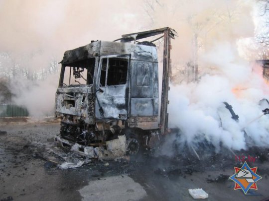 Фотофакт: под Калинковичами сгорели две фуры