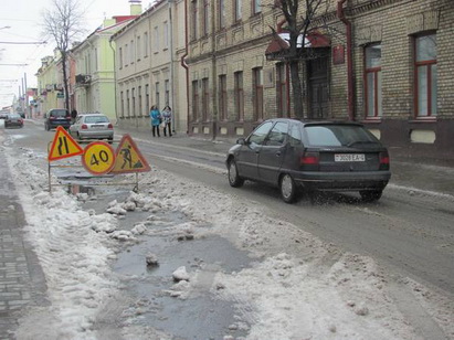 Инспектор отделения агитации и пропаганды ГАИ УВД Гродненского облисполкома: Дворника, который выбрасывает снег на проезжую часть, могут оштрафовать на 2,5 млн рублей