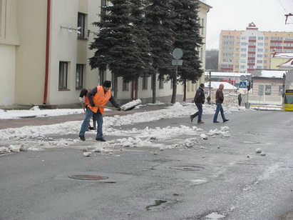 Инспектор отделения агитации и пропаганды ГАИ УВД Гродненского облисполкома: Дворника, который выбрасывает снег на проезжую часть, могут оштрафовать на 2,5 млн рублей