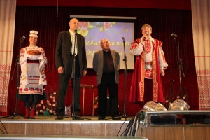 “Чарнобыльскі шлях – дарога жыцця”: вядомыя артысты спявалі для касцюкаўчан.