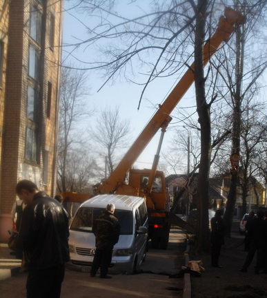 Обвал асфальта в Могилёве: возможная причина — утечка канализации