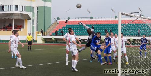 Первая игра первого тура принесла ФК «Гранит» победу Первая игра первого тура принесла ФК «Гранит» победу