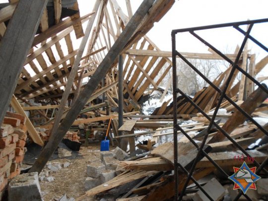 В Рогачевском районе под рухнувшей крышей цеха погиб рабочий (фото)