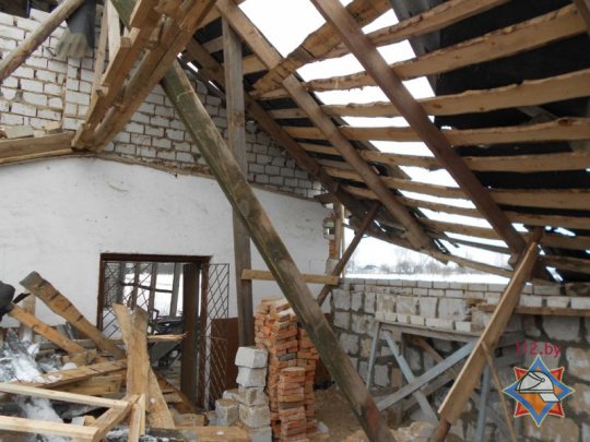 В Рогачевском районе под рухнувшей крышей цеха погиб рабочий (фото)