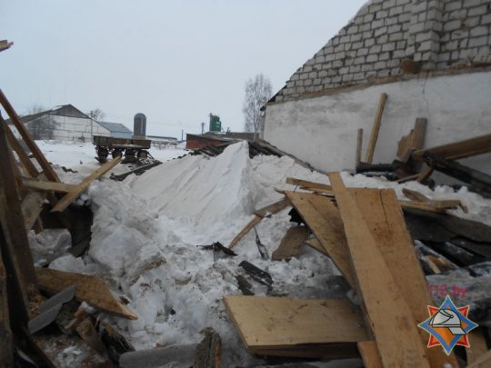 В Рогачевском районе под рухнувшей крышей цеха погиб рабочий (фото)