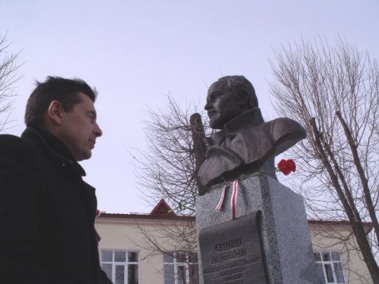 Жыхары Глыбокага ўсклалі кветкі да помнікаў дзеячам нацыянальнага руху