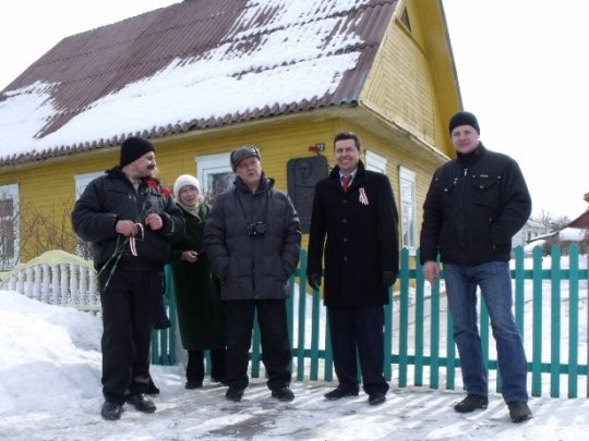 Жыхары Глыбокага ўсклалі кветкі да помнікаў дзеячам нацыянальнага руху