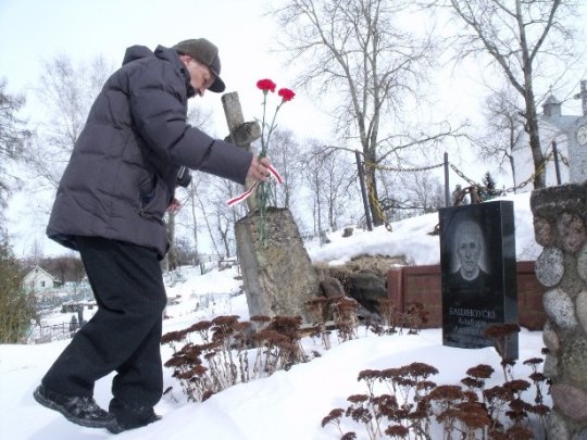 Жыхары Глыбокага ўсклалі кветкі да помнікаў дзеячам нацыянальнага руху
